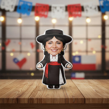 Cojín personalizado chinita chilena con rostro y silueta troquelada